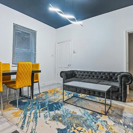 4 Bedroom House In Eccles, Trafford, - Sleeps 10 - 3 Double Beds - 4 Single Beds - Free Parking, Garden & Fast Fibre Wi-fi - Close To Trafford Centre, Mediacityuk, Salford Quays, And Both Old Trafford Stadiums Vakantiehuis Manchester