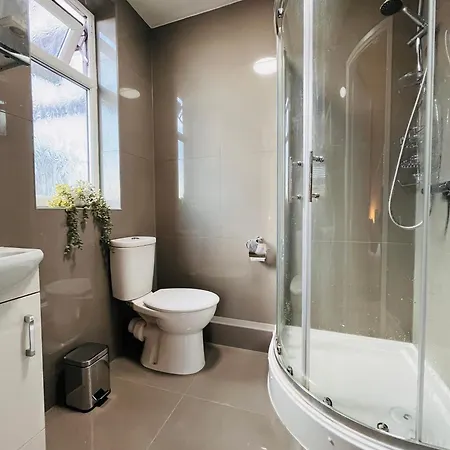 Stylish 5br 5ba In Salford Street Parking *