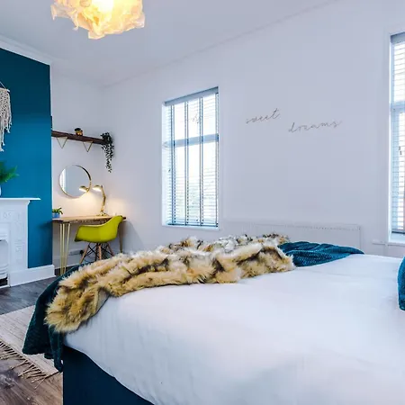 Spacious 4br With 3 Baths, Casa vacanze Manchester