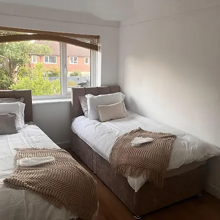 Сasa de vacaciones Sleeps 5 - Free Parking - Near Airport &