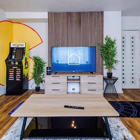 Spacious 3 Bed With Pac-man, Darts And 2 Parking Spaces מנצ'סטר