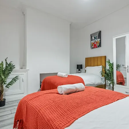 4 Bedroom House In Eccles, Trafford, - Sleeps 10 - 3 Double Beds - 4 Single Beds - Free Parking, Garden & Fast Fibre Wi-fi - Close To Trafford Centre, Mediacityuk, Salford Quays, And Both Old Trafford Stadiums Vakantiehuis
