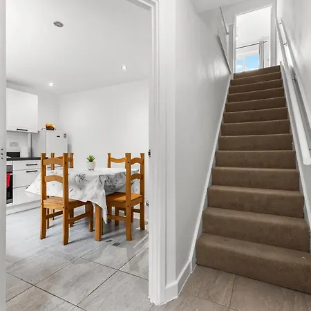 3 Bedroom House With 5 Beds And Parking 18lw * Manchester