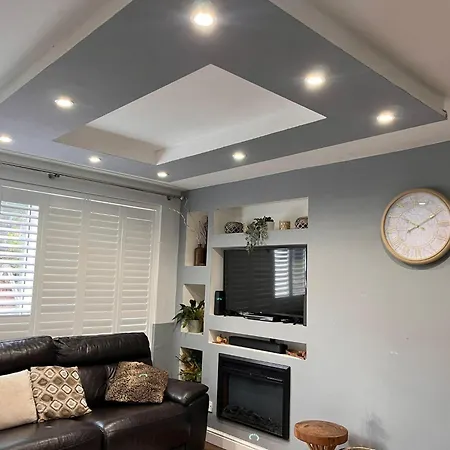 Sleeps 5 - Free Parking - Near Airport & *