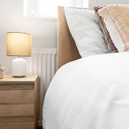 Cosy Stylish 5-bed 3-bath, With Free Wi-fi, Garden And Parking Holiday home *