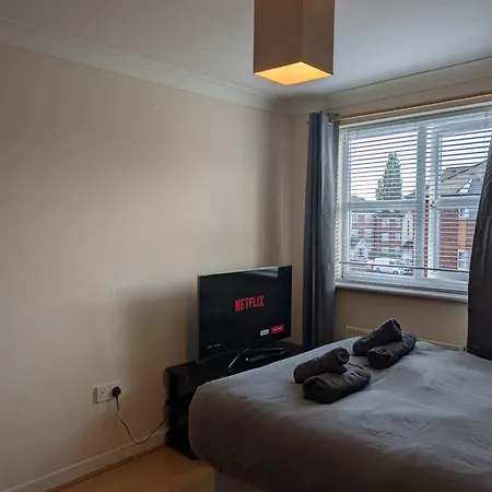 ホームステイ Comfortable And Peaceful 2 Bedroom Flat With Shared Bathroom And Kitchen Close To Airport *