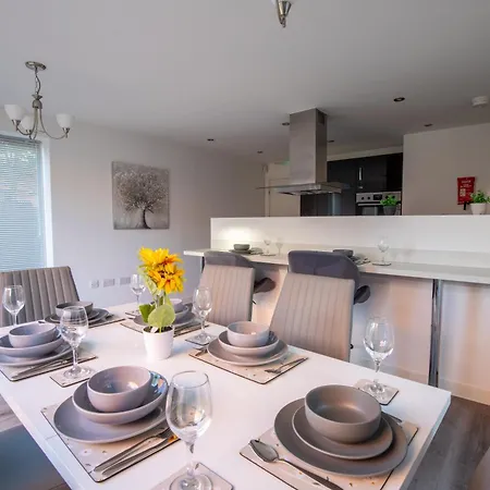 Luxury Deluxe - 4 Bedrooms - 6 Beds - 10 Guests - Private Parking - Contractors Welcome - Trafford Stretford *