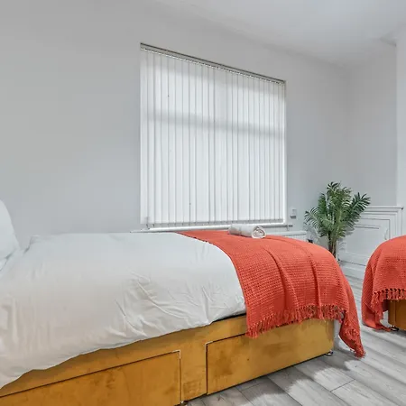 4 Bedroom House In Eccles, Trafford, - Sleeps 10 - 3 Double Beds - 4 Single Beds - Free Parking, Garden & Fast Fibre Wi-fi - Close To Trafford Centre, Mediacityuk, Salford Quays, And Both Old Trafford Stadiums
