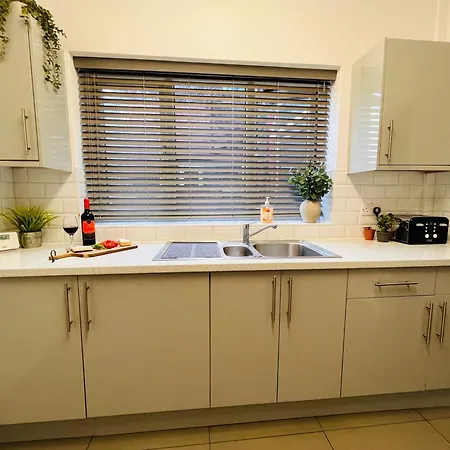 Stylish 5br 5ba In Salford Street Parking *