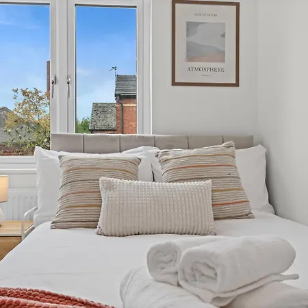 Cosy Stylish 5-bed 3-bath, With Free Wi-fi, Garden And Parking Holiday home Manchester