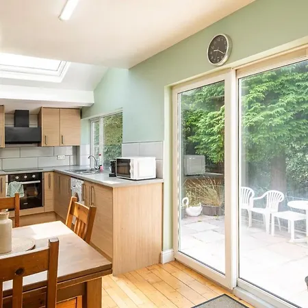 Spacious 3br Family With Big Garden 度假居 *