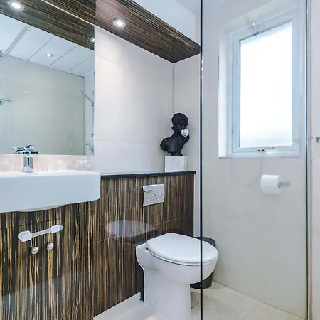 Minutes To The Coop Live Arena & Etihad Stadium - Free Parking With Ev Charger بيت للعطل *