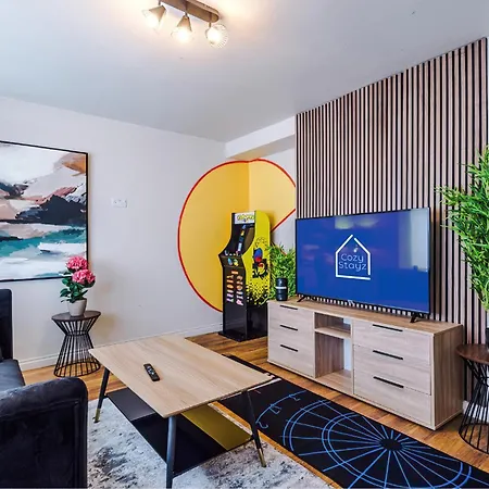 Spacious 3 Bed With Pac-man, Darts And 2 Parking Spaces *