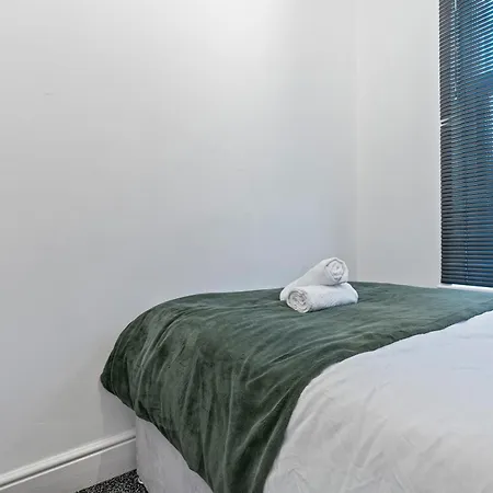 Nyaraló 4 Bedroom House In Eccles, Trafford, - Sleeps 10 - 3 Double Beds - 4 Single Beds - Free Parking, Garden & Fast Fibre Wi-fi - Close To Trafford Centre, Mediacityuk, Salford Quays, And Both Old Trafford Stadiums