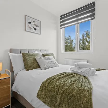 Cosy Stylish 5-bed 3-bath, With Free Wi-fi, Garden And Parking