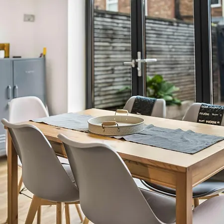 Gasthuis Guestready - Charming Retreat In Trafford