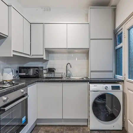 4 Bedroom House In Eccles, Trafford, - Sleeps 10 - 3 Double Beds - 4 Single Beds - Free Parking, Garden & Fast Fibre Wi-fi - Close To Trafford Centre, Mediacityuk, Salford Quays, And Both Old Trafford Stadiums Vakantiehuis Manchester