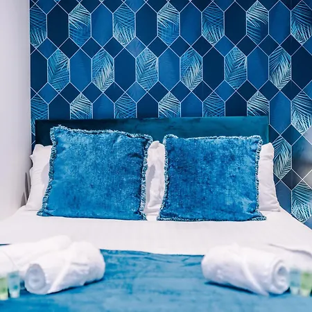 Stunning 5bed 3bath House, Parking, Сasa de vacaciones *