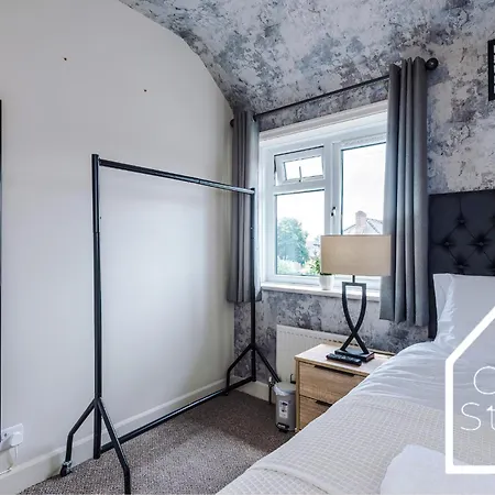 Spacious 3 Bed With Pac-man, Darts And 2 Parking Spaces