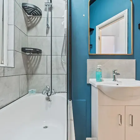 4 Bedroom House In Eccles, Trafford, - Sleeps 10 - 3 Double Beds - 4 Single Beds - Free Parking, Garden & Fast Fibre Wi-fi - Close To Trafford Centre, Mediacityuk, Salford Quays, And Both Old Trafford Stadiums