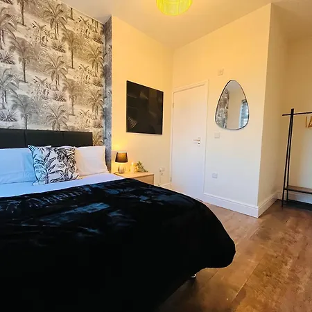 Stylish 5br 5ba In Salford Street Parking *