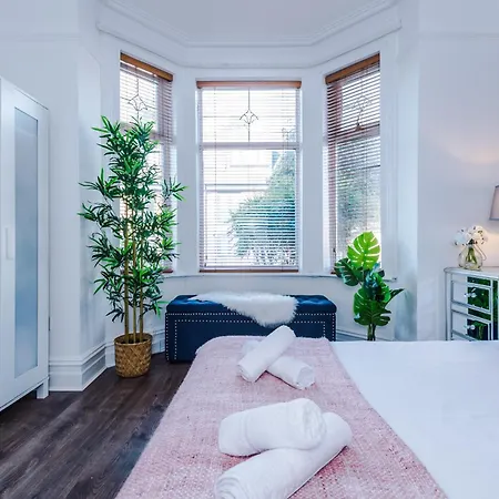 Spacious 4br With 3 Baths, * Manchester