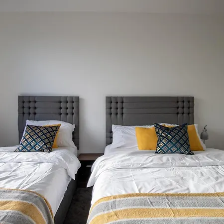 Apartman Luxury Deluxe - 4 Bedrooms - 6 Beds - 10 Guests - Private Parking - Contractors Welcome - Trafford Stretford