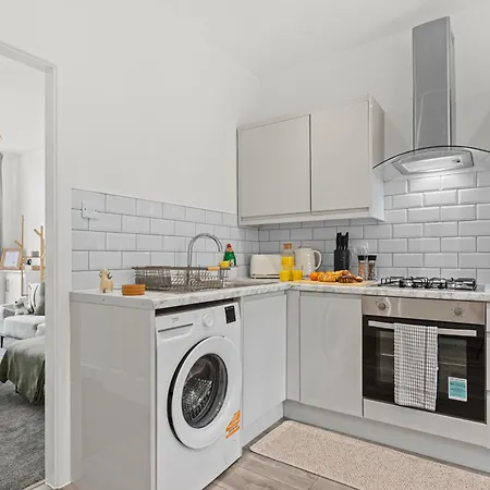 Cosy Stylish 5-bed 3-bath, With Free Wi-fi, Garden And Parking * Manchester