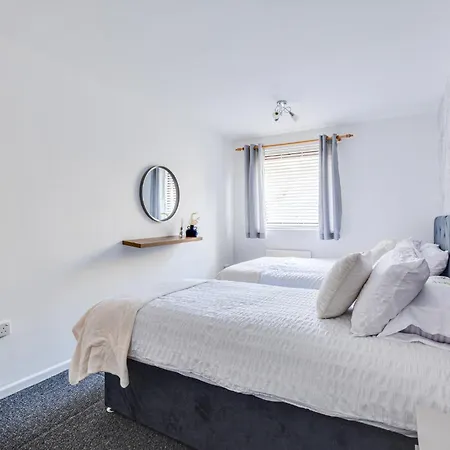 New 3 Bedroom Stylish With Drive & Garden