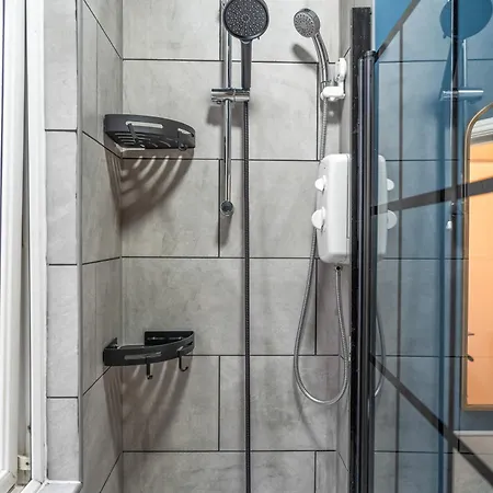 4 Bedroom House In Eccles, Trafford, - Sleeps 10 - 3 Double Beds - 4 Single Beds - Free Parking, Garden & Fast Fibre Wi-fi - Close To Trafford Centre, Mediacityuk, Salford Quays, And Both Old Trafford Stadiums *