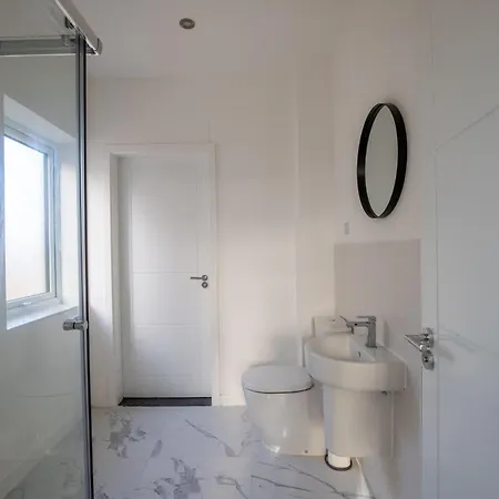 Luxury Deluxe - 4 Bedrooms - 6 Beds - 10 Guests - Private Parking - Contractors Welcome - Trafford Stretford *