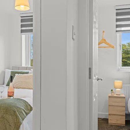 Cosy Stylish 5-bed 3-bath, With Free Wi-fi, Garden And Parking