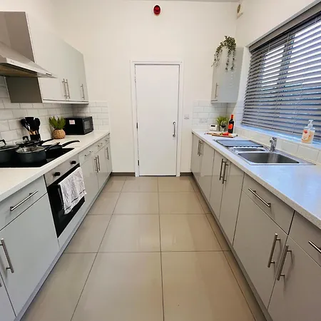 Stylish 5br 5ba In Salford Street Parking