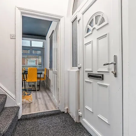 4 Bedroom House In Eccles, Trafford, - Sleeps 10 - 3 Double Beds - 4 Single Beds - Free Parking, Garden & Fast Fibre Wi-fi - Close To Trafford Centre, Mediacityuk, Salford Quays, And Both Old Trafford Stadiums * Manchester