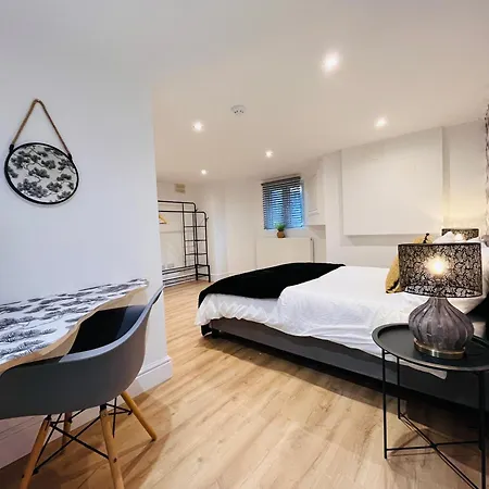 Vakantiehuis Stylish 5br 5ba In Salford Street Parking *