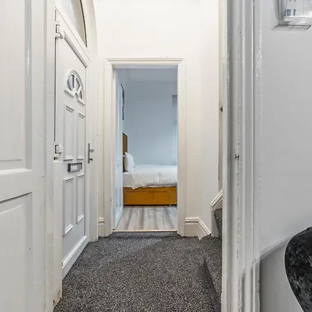 4 Bedroom House In Eccles, Trafford, - Sleeps 10 - 3 Double Beds - 4 Single Beds - Free Parking, Garden & Fast Fibre Wi-fi - Close To Trafford Centre, Mediacityuk, Salford Quays, And Both Old Trafford Stadiums