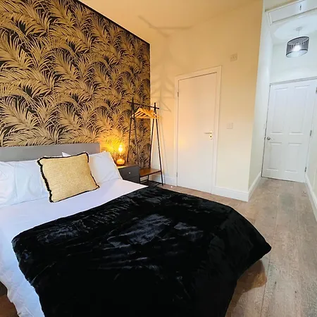 Stylish 5br 5ba In Salford Street Parking *