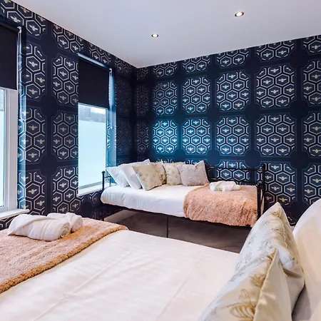 Stunning 5bed 3bath House, Parking, Сasa de vacaciones *