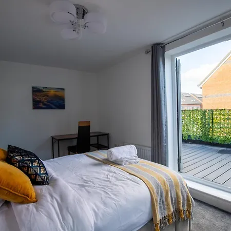 דירה Luxury Deluxe - 4 Bedrooms - 6 Beds - 10 Guests - Private Parking - Contractors Welcome - Trafford Stretford *