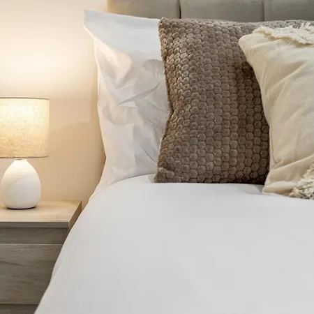 Cosy Stylish 5-bed 3-bath, With Free Wi-fi, Garden And Parking Holiday home Manchester