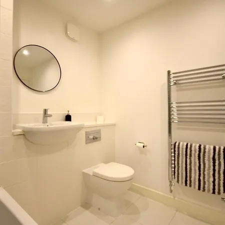 Modern 3br With Garden And Parking Mcr