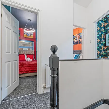 4 Bedroom House In Eccles, Trafford, - Sleeps 10 - 3 Double Beds - 4 Single Beds - Free Parking, Garden & Fast Fibre Wi-fi - Close To Trafford Centre, Mediacityuk, Salford Quays, And Both Old Trafford Stadiums Casa vacanze