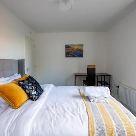 Apartman Luxury Deluxe - 4 Bedrooms - 6 Beds - 10 Guests - Private Parking - Contractors Welcome - Trafford Stretford Manchester