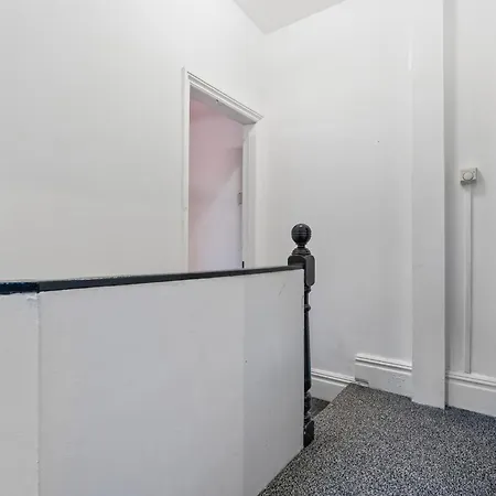 Nyaraló 4 Bedroom House In Eccles, Trafford, - Sleeps 10 - 3 Double Beds - 4 Single Beds - Free Parking, Garden & Fast Fibre Wi-fi - Close To Trafford Centre, Mediacityuk, Salford Quays, And Both Old Trafford Stadiums Manchester