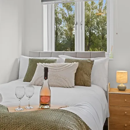 Cosy Stylish 5-bed 3-bath, With Free Wi-fi, Garden And Parking