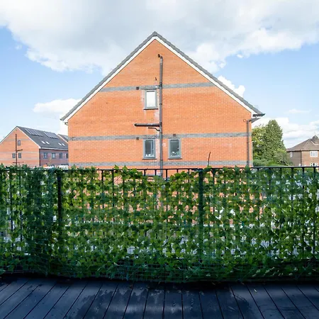 Luxury Deluxe - 4 Bedrooms - 6 Beds - 10 Guests - Private Parking - Contractors Welcome - Trafford Stretford