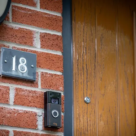 3 Bedroom House With 5 Beds And Parking 18lw