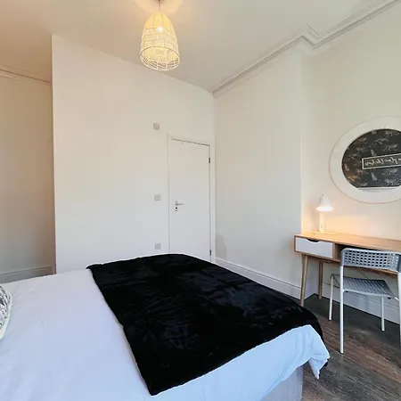 Vakantiehuis Stylish 5br 5ba In Salford Street Parking