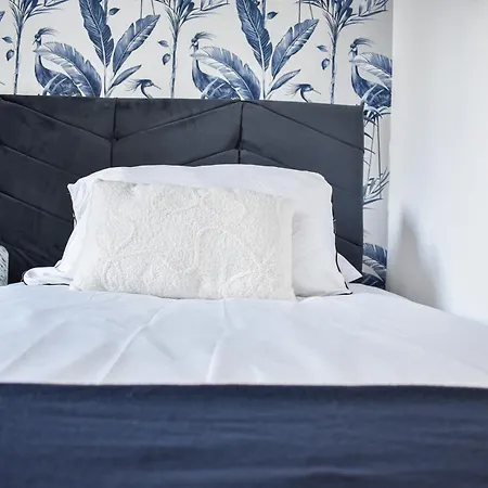 New 3 Bedroom Stylish With Drive & Garden *