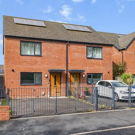 3 Bedroom House With 5 Beds And Parking 18lw *